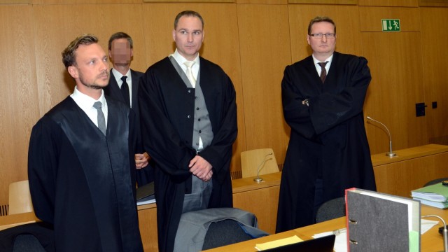 Prozess in Landshut: Der Angeklagte (hinten) zwischen seinen Verteidigern Maximilian Müller und Karsten Fehn.