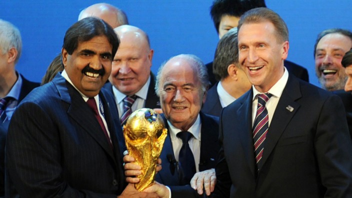 Fifa-Untersuchung zu Katar und Russland: Scheich Hamad bin Khalifa Al-Thani und Sepp Blatter: Die WM-Vergabe nach Katar verlief nach Angaben der Fifa korrekt.