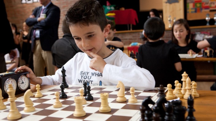 Schach an Münchner Schulen: Bei Schachturnieren sollen Kinder nicht nur lernen, ihr Spiel zu verbessern. Die Lehrer wollen ihnen mit den Wettbewerben auch Spaß vermitteln.