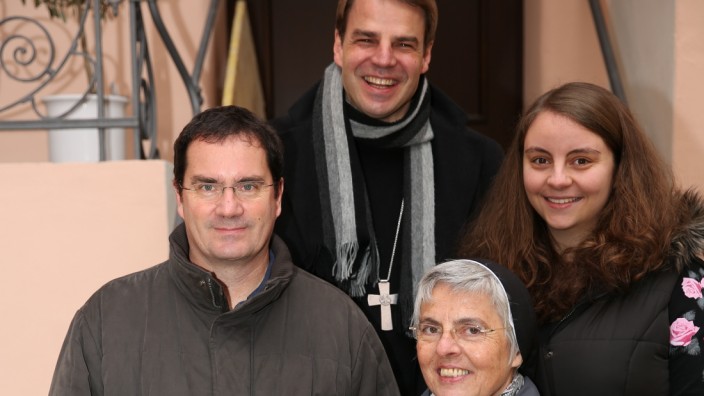 Passauer Bischofs-WG: Wohnquartett: Bischof Stefan Oster teilt sich sein Zuhause mit Schwester Conrada Aigner, Eckhard Hub und Stefanie Wanner.