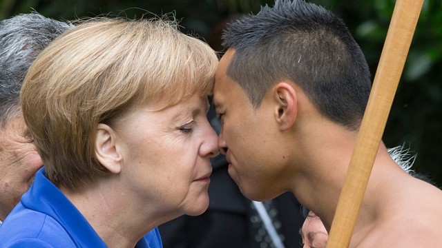 Begrüßungsrituale: Angela Merkel beim Nasenbussi mit einem Maori im Jahr 2014.