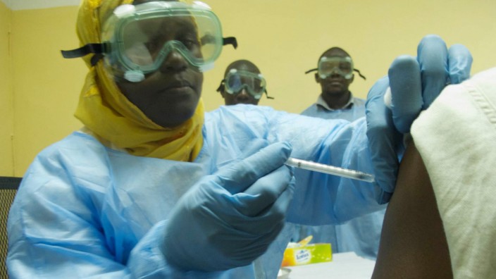 Infektiologe: Kosten für Ebola-Impfung werden sehr hoch