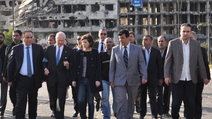 Syrien: Zusammen mit Lokalpolitikern besichtigt UN-Sondergesandter Staffan de Mistura (2. von links) die Betongerippe der umkämpften syrischen Stadt Homs.