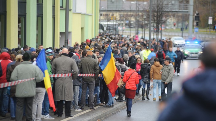 Rumänisches Generalkonsulat: Tausende Rumänen warten vor der Rumänischen Botschaft am Effnerplatz um wählen zu dürfen.