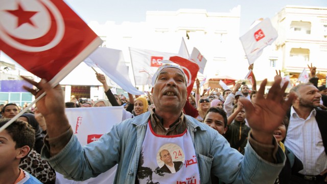 Supporters of Tunisia's President Marzouki react during his campaign rally at Hai al Tadamon in Tunis