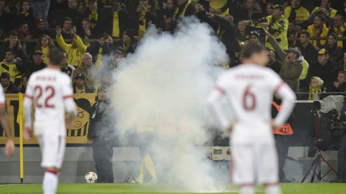 Champions League: Viel Rauch beim Spiel zwischen Borussia Dortmund und Galatasaray Istanbul.