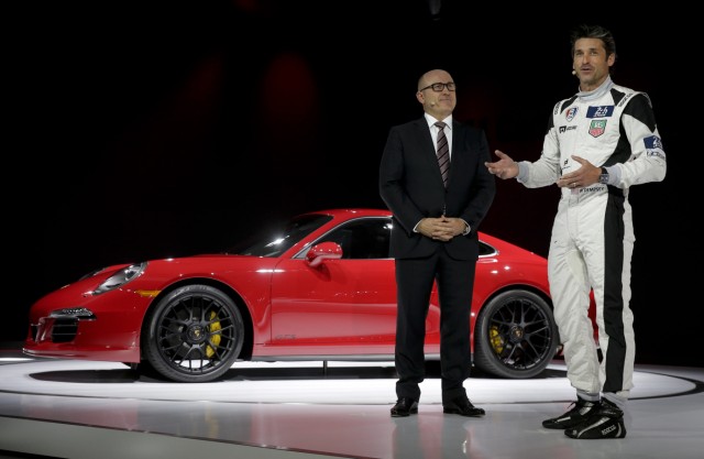 Bernhard Maier und Patrick Dempsey mit dem Porsche 911 Carrera GTS auf der Los Angeles Auto Show 2014.