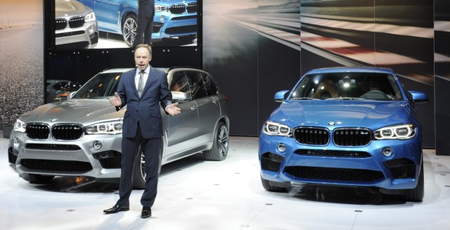Dr. Ian Robertson mit dem BMW X5 M und X6 M bei der Los Angeles Auto Show 2014