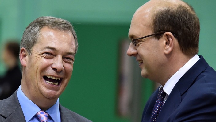 Großbritannien: Schlappe für David Cameron: Ukip-Chef Nigel Farage und Mark Reckless (rechts) freuts.