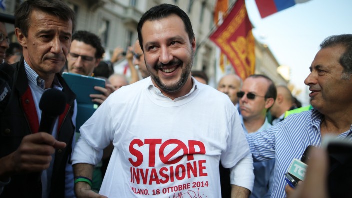 Comeback der Lega Nord: Ein versierter Populist: Lega-Nord-Chef Matteo Salvini auf einer Demonstration von Rechten in Mailand. Auf seinem T-Shirt: "Stoppt die Invasion".