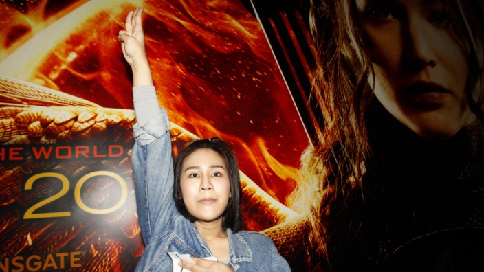 Angst vor "Hunger Games": Die 21-jährige Aktivistin Nachacha Kongudom zeigt den Gruß aus der Panem-Trilogie in einem Kino in Thailands Hauptstadt Bangkok. Die geplante Filmvorführung wird abgesagt, drei Studenten festgenommen.