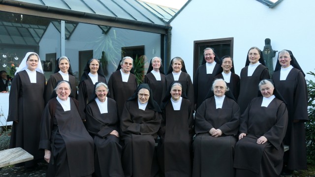 Festgottesdienst: Gruppenfoto zum Jubiläum: Die Schwestern vom Kloster Karmel Heilig Blut.