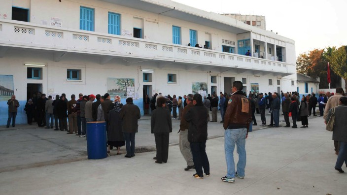 Präsidentschaftswahl in Tunesien: Wahllokal in Tunis: An der Präsidentschaftswahl haben sich fast 65 Prozent der wahlberechtigten Tunesier beteiligt.