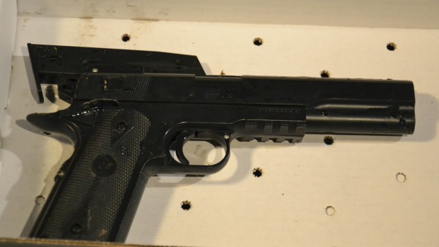 Softair-Waffen in USA: Diese Softair-Waffe hatte der zwölfjährige Tamir Rice bei sich, als er am Samstag in Cleveland, Ohio, von zwei Polizisten erschossen wurde.