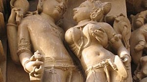 Nordindien: ... offenbart die Fassade erotische Details:  jahrtausendealte Fruchtbarkeitsriten in Stein.