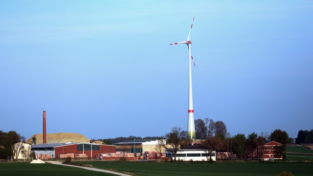 Windenergie: Das Windrad hinter der Ziegelei Hörl und Hartmann.