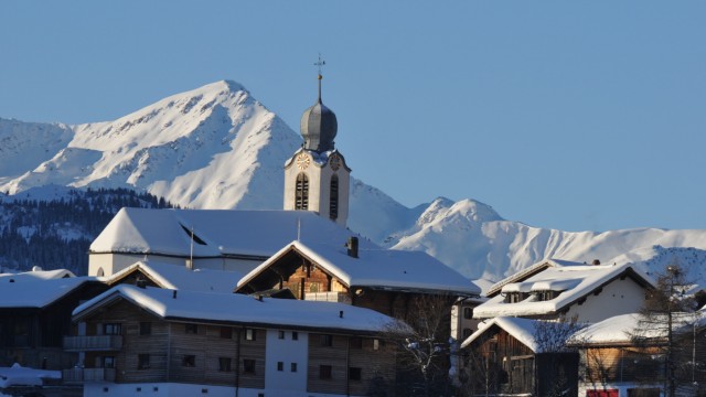 Skigebiete für Alpinfahrer, Langläufer, Rodler: Die Holzhäuser machen Brigels zu einem gemütlichen Ort.