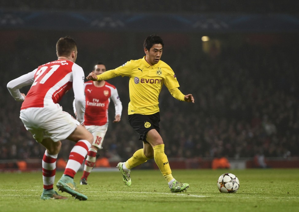 Borussia Dortmund's Kagawa runs the ball past Arsenal's Chambers in Champions League match in London