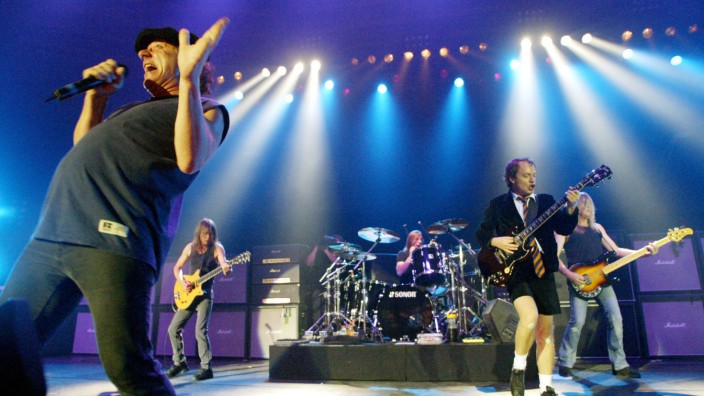 AC/DC 2003 bei einem Konzert in München.