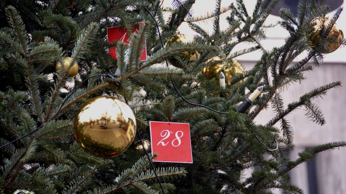 Im Advent: Eine Wunschbaum-Aktion wie auf diesem Archivfoto in Gröbenzell gibt es in diesem Jahr auch in Fürstenfeldbruck.