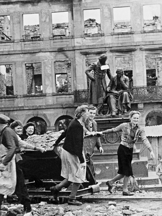 Trümmerfrauen in Hanau, 1946