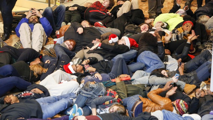 Proteste wegen Ferguson: In der Galleria Mall in St. Louis liegen Demonstranten am Boden - und erinnern so daran, dass die Leiche des schwarzen Teenagers Michael Brown viereinhalb Stunden auf einer Straße in Ferguson lag.