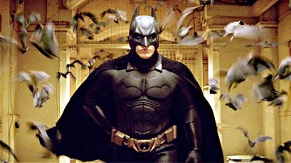 Kino: Die komplette Therapie: Der Held muss der Fledermaus in sich selbst gegenübertreten und damit seiner größten Angst. Vorher geht, wir ahnen es schon, als Batman natürlich überhaupt nichts.
