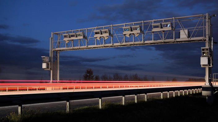 Eine Maut-Brücke auf der Bundesautobahn 14 - der Maut-Streit zwischen Bund und Toll Collect kostete den Steuerzahler im März 2018 bereits knapp ein Viertelmilliarde Euro.