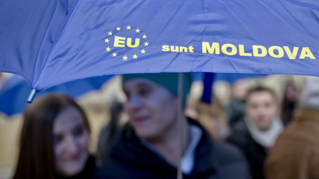 Wahl in der Republik Moldau: Studenten aus der Republik Moldau auf dem Weg zum Wahllokal. Die proeuropäischen Parteien errangen bei der Parlamentswahl einen knappen Sieg.