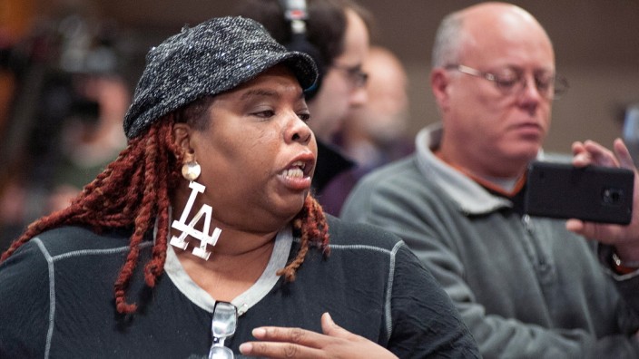 Bürger-Proteste in Ferguson: Hitzige Stimmung in der "Ferguson Commission": Eine Frau prangert das Verhalten der Polizei gegenüber schwarzen Jugendlichen an.