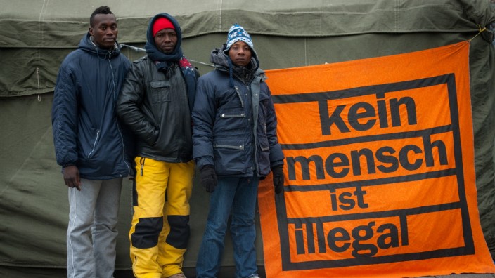 Nach dem Hungerstreik in München: Flüchtlinge während des Hungerstreiks am Sendlinger-Tor-Platz.