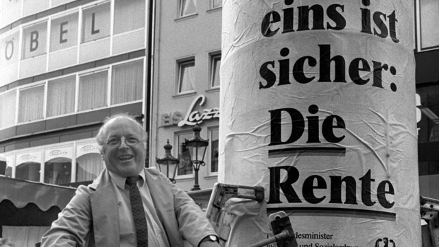 Norbert Blüm klebt Rentenplakat an Litfaßsäule