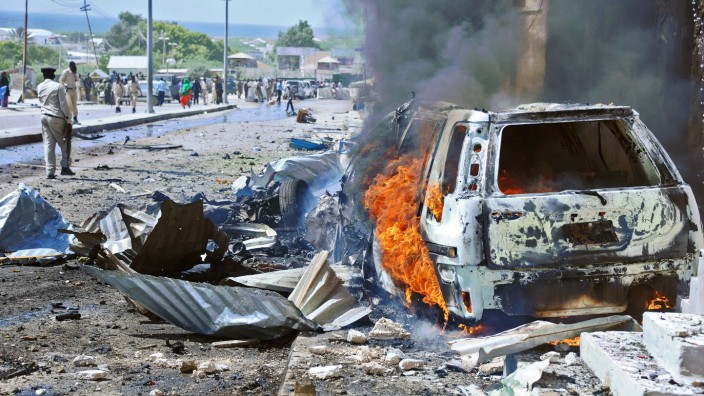 Somalia: Brennendes Auto vor den Toren des stark bewachten internationalen Flughafens von Mogadischu: Ein Selbstmordattentäter - mit explosivem Material bewaffnet - hat offenbar direkt ein Auto des UN-Konvois gerammt.