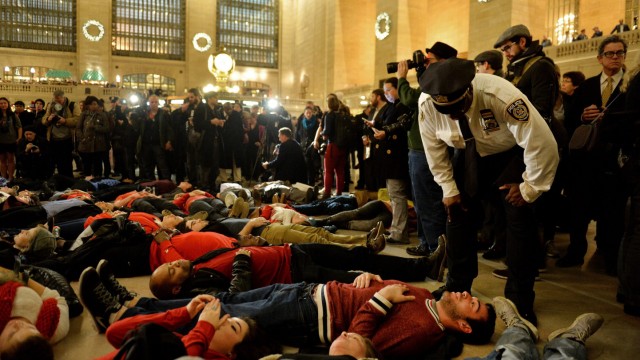 Demonstrationen New York Grand Central Station Eric Garner Polizist Würgegriff