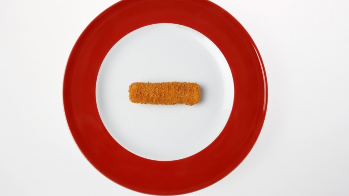 Fish finger on plate elevated view PUBLICATIONxINxGERxSUIxAUTxHUNxONLY KSWF00298