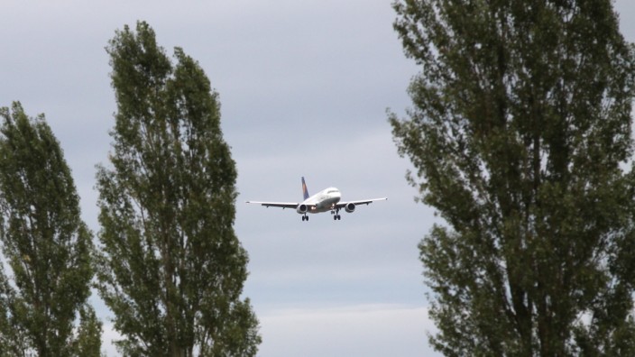 Landeanflug auf Flughafen München: Während des Landeanflugs auf den Münchner Flughafen will ein Passagier eine Notausstiegstür öffnen.