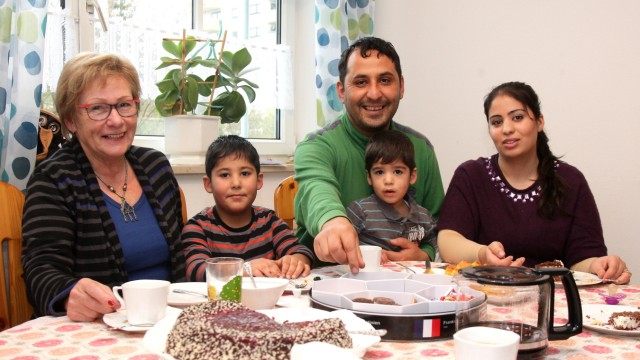 SZ-Adventskalender will helfen: Mahmood, seine Frau Faiaqa und ihre beiden Söhne haben sich ein neues Leben aufgebaut. Flüchtlingsbetreuerin Kastorff (links) besucht sie regelmäßig.