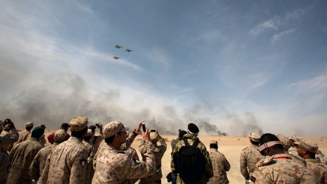 Kampf gegen IS: Gemeinsame Militärübungen haben bereits begonnen: Offiziere aus Ländern des Golfkooperationsrats während Kuwaits Unabhängigkeitsfeier.