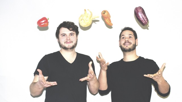 Naturbelassene Lebensmittel: Carsten Wille (links) und Georg Lindermair jonglieren mit Gemüse - Etepete heißt ihre Firma.
