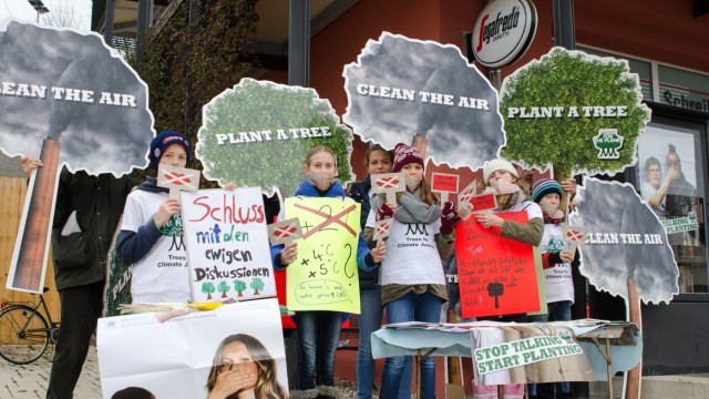 Klimaschutz: "Idefixe" nennt sich die Schüler-Gruppe in Icking, die mit Schildern und Prospekten vor dem Rathaus mehr Klimagerechtigkeit forderte.
