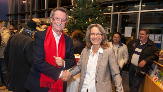 Bürgermeisterwahl in Planegg: Gratulation: Anneliese Bradel (Grüne/Gruppe 21) zollt Heinrich Hofmann (SPD) Respekt, der knapp vor Hermann Nafziger (CSU) liegt.