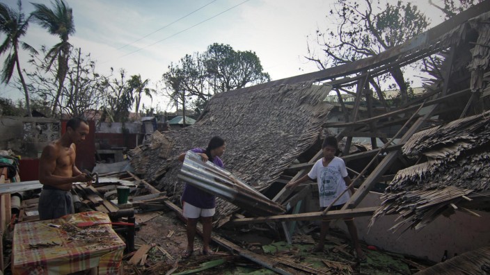 "Hagupit" in Philippinen: Aufräumen nach dem Sturm in Dolores auf der östlichen Insel Samar.
