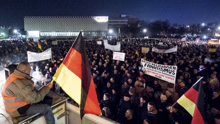Demos in Dresden und Düsseldorf: In Dresden (im Bild) und Düsseldorf demonstrieren Tausende für und gegen den Islam.