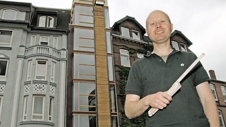 Europas schmalstes Öko-Haus: Björn Christian Siemsen vor seinem selbst gebauten schmalen Öko-Haus