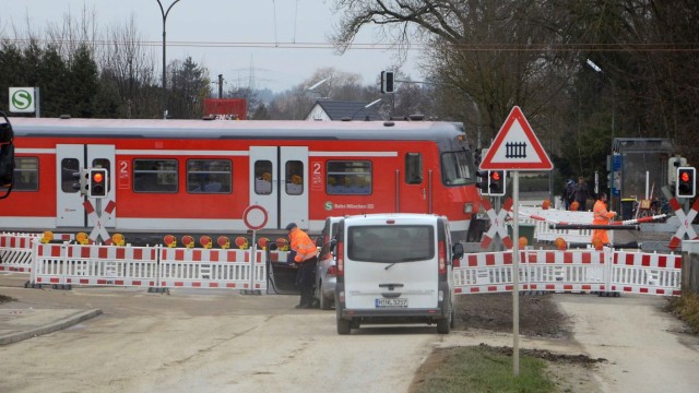 Neue S-Bahn : Durchfahrt - noch - verboten: Wegen Arbeiten an der Schrankenanlage ist der Bahnübergang in Schwabhausen noch bis Samstag gesperrt.