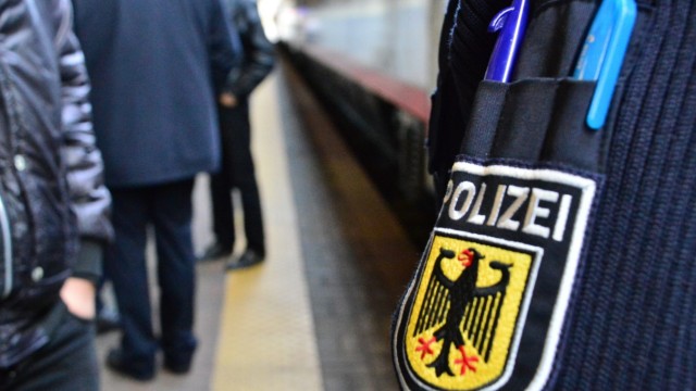 Flucht aus Syrien: Ankunft am Brenner - die deutsche Polizistin versucht ihren Job zu erklären.