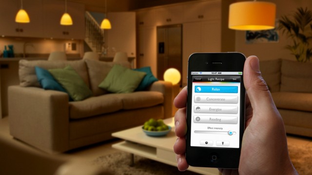 "Smart Home": Heizung und Licht in der Wohnung lassen sich schon durch eine App steuern - ein Trend, von dem auch Versicherer profitieren wollen.
