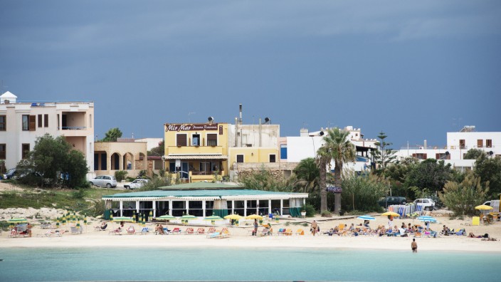 Ihr Forum: Ein Tourismusgebiet auf der Insel Lampedusa. Bei einem Schiffsunglück im Oktober 2013 ertranken vor der Küste etwa 390 Flüchtlinge aus Somalia und Eritrea. Wenige Tage später starben bei einem weiteren Unglück etwa 34 Flüchtlinge.