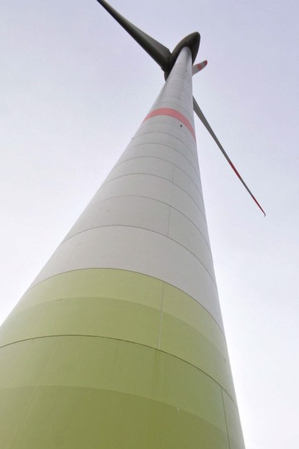 Eine besondere Rundreise durch den Landkreis: Die Windkraftanlagen in Mammendorf und Malching wirken aus der Nähe gewaltig.