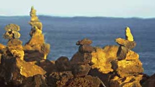 Hawaii: Steintürme, einst von religiöser Bedeutung, werden auch heute noch von Hawaiianern formiert.